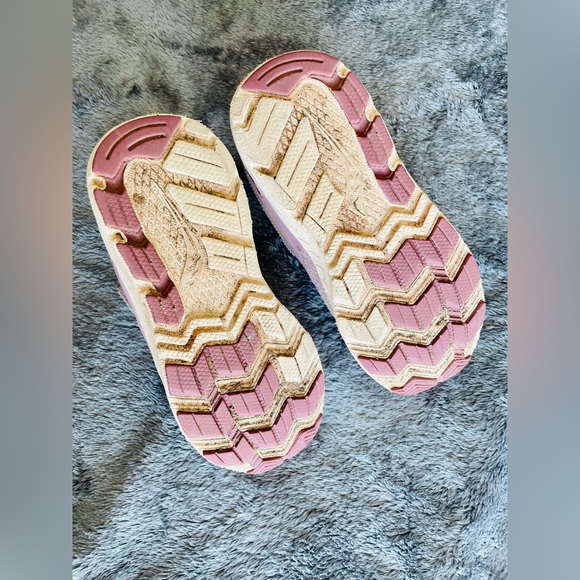 Saucony Sneaker size 11.5 wide girls, velcro, in metallic lavender/pink color - Picture 4 of 6